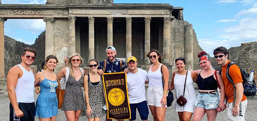 索伦托 program participants holding a Bonaventure banner on a visit to Pompeii