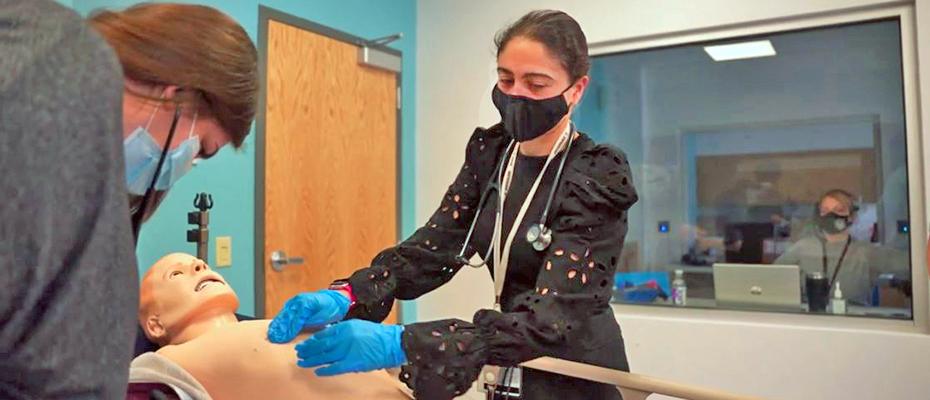 Students working on a medical mannequin