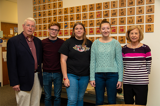 科琳 and 丹 Maydonovitch with scholarship recipients 